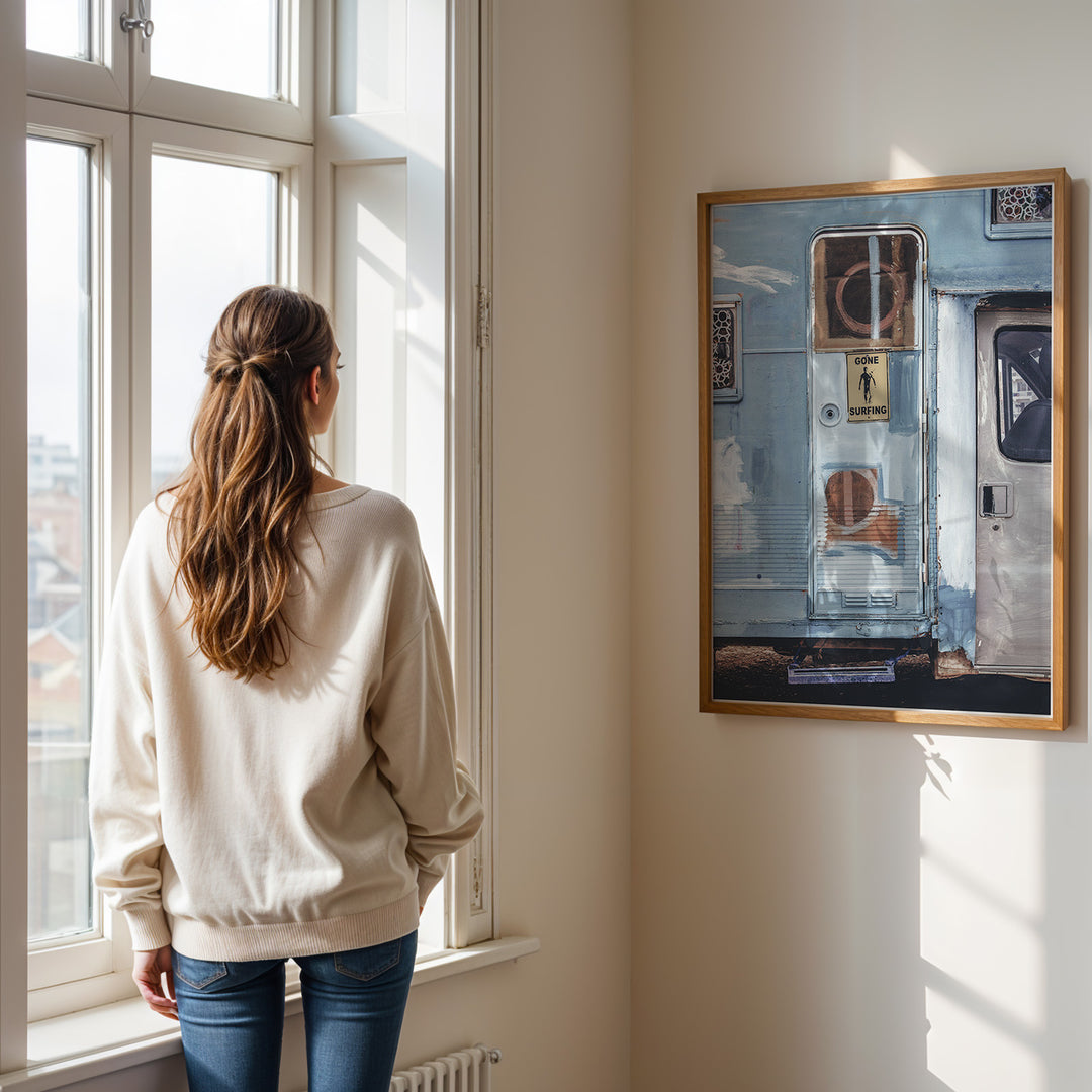 Plakat med camper | Sommer og Strand Plakater | Denne plakat viser en blå og hvid camper med et skilt hvor der står "GONE SURFING". Perfekt til surfere og eventyrlige sjæle.