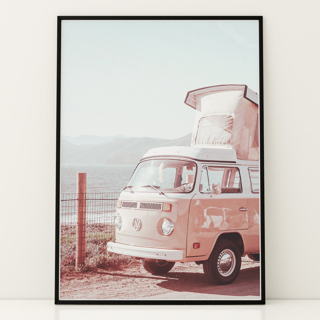 Plakat med vintage camper | Sommer og Strand Plakater | Denne plakat viser en vintage Volkswagen camper ved en kystlinje med hav og bjerge i baggrunden. Perfekt til camping- og roadtrip-entusiaster.