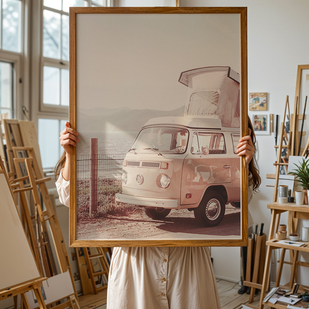 Plakat med vintage camper | Sommer og Strand Plakater | Denne plakat viser en vintage Volkswagen camper ved en kystlinje med hav og bjerge i baggrunden. Perfekt til camping- og roadtrip-entusiaster.