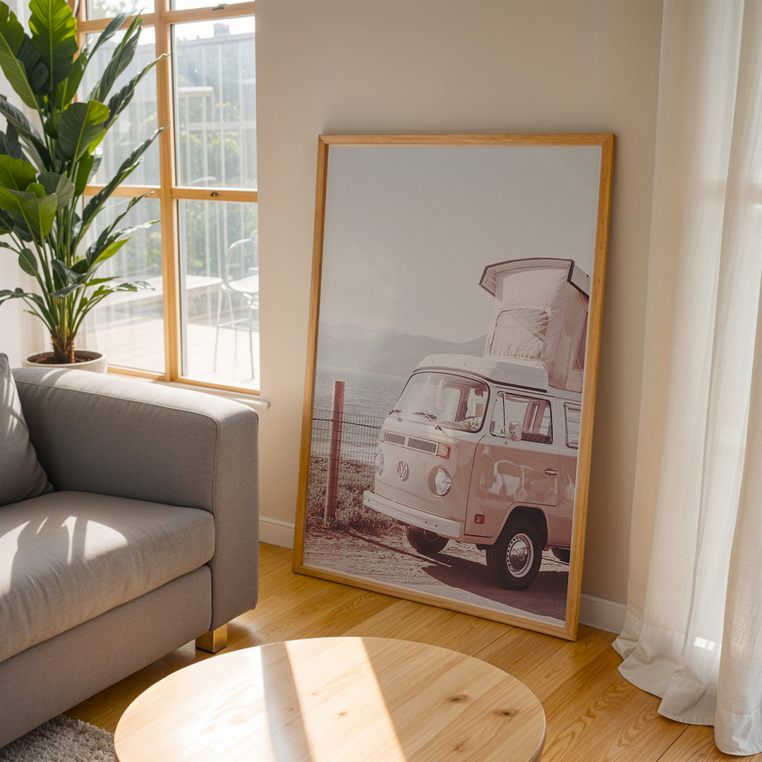 Plakat med vintage camper | Sommer og Strand Plakater | Denne plakat viser en vintage Volkswagen camper ved en kystlinje med hav og bjerge i baggrunden. Perfekt til camping- og roadtrip-entusiaster.