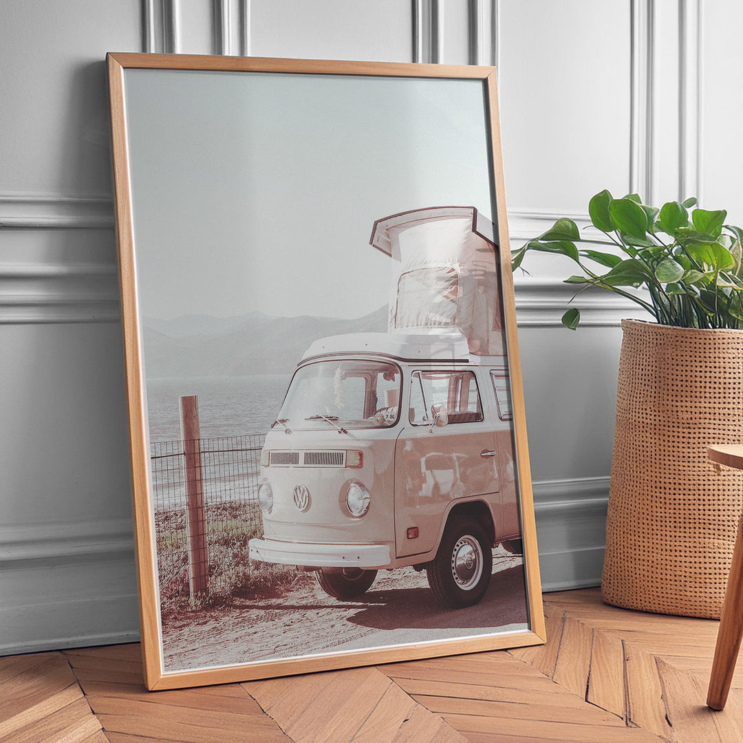 Plakat med vintage camper | Sommer og Strand Plakater | Denne plakat viser en vintage Volkswagen camper ved en kystlinje med hav og bjerge i baggrunden. Perfekt til camping- og roadtrip-entusiaster.