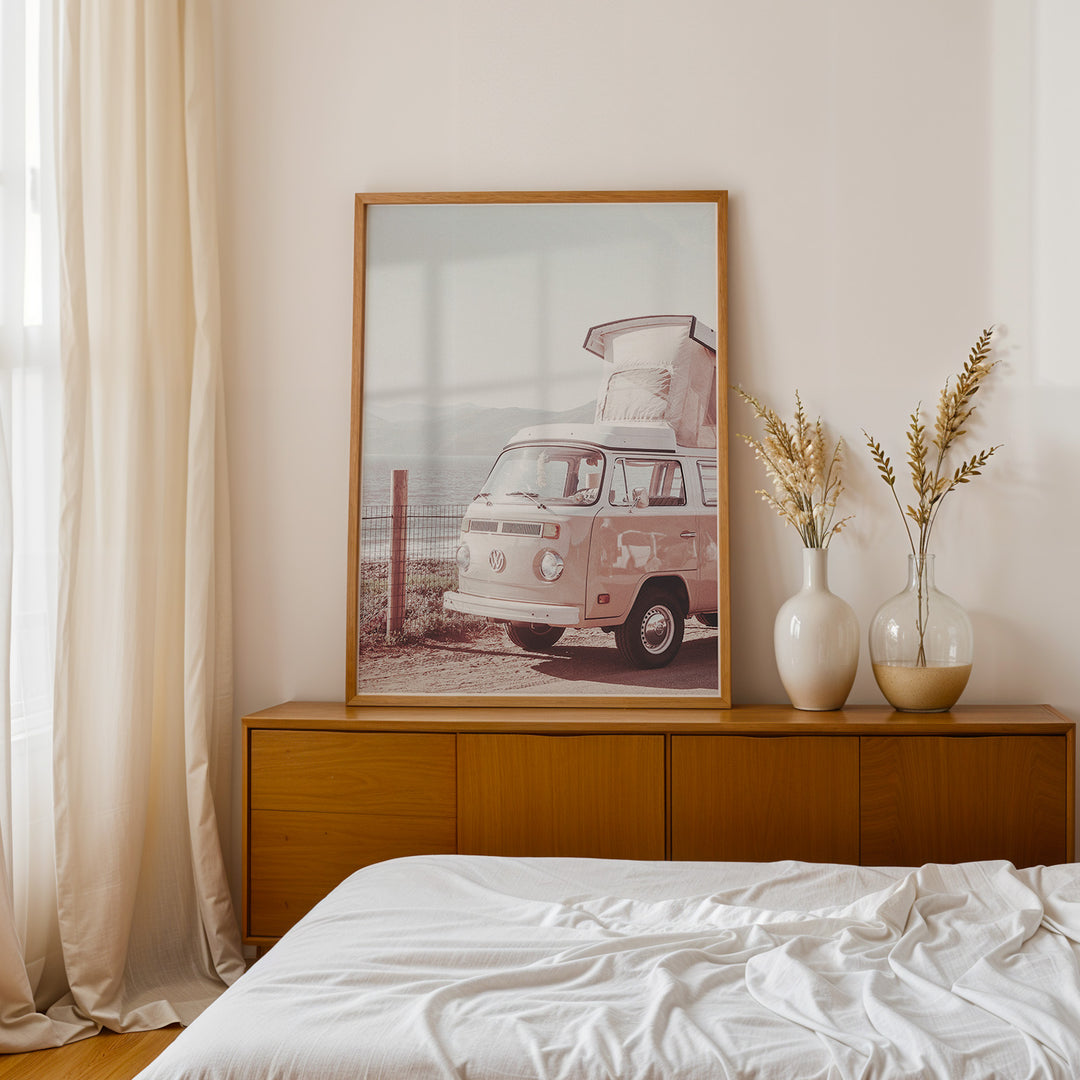 Plakat med vintage camper | Sommer og Strand Plakater | Denne plakat viser en vintage Volkswagen camper ved en kystlinje med hav og bjerge i baggrunden. Perfekt til camping- og roadtrip-entusiaster.