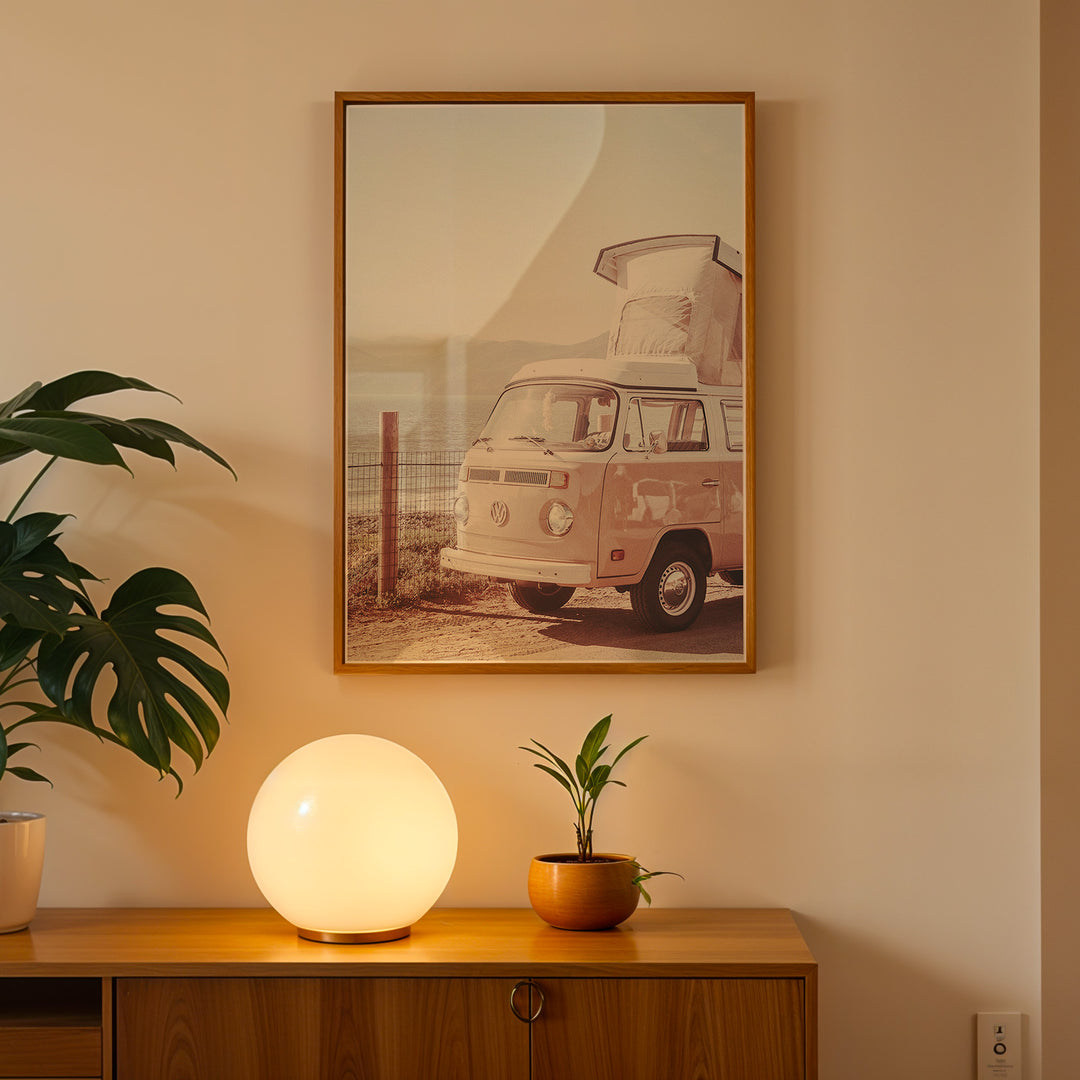 Plakat med vintage camper | Sommer og Strand Plakater | Denne plakat viser en vintage Volkswagen camper ved en kystlinje med hav og bjerge i baggrunden. Perfekt til camping- og roadtrip-entusiaster.