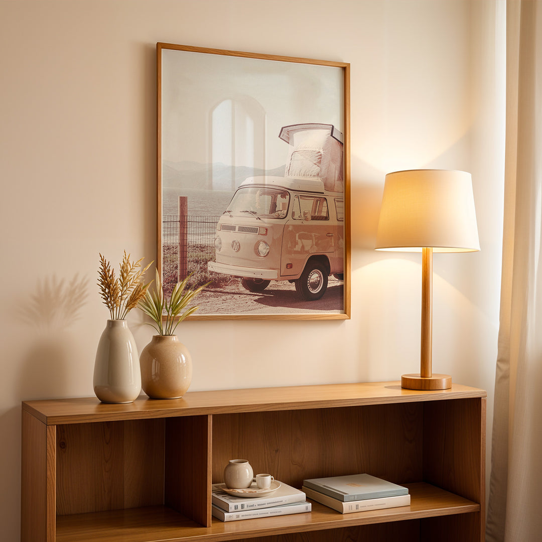 Plakat med vintage camper | Sommer og Strand Plakater | Denne plakat viser en vintage Volkswagen camper ved en kystlinje med hav og bjerge i baggrunden. Perfekt til camping- og roadtrip-entusiaster.