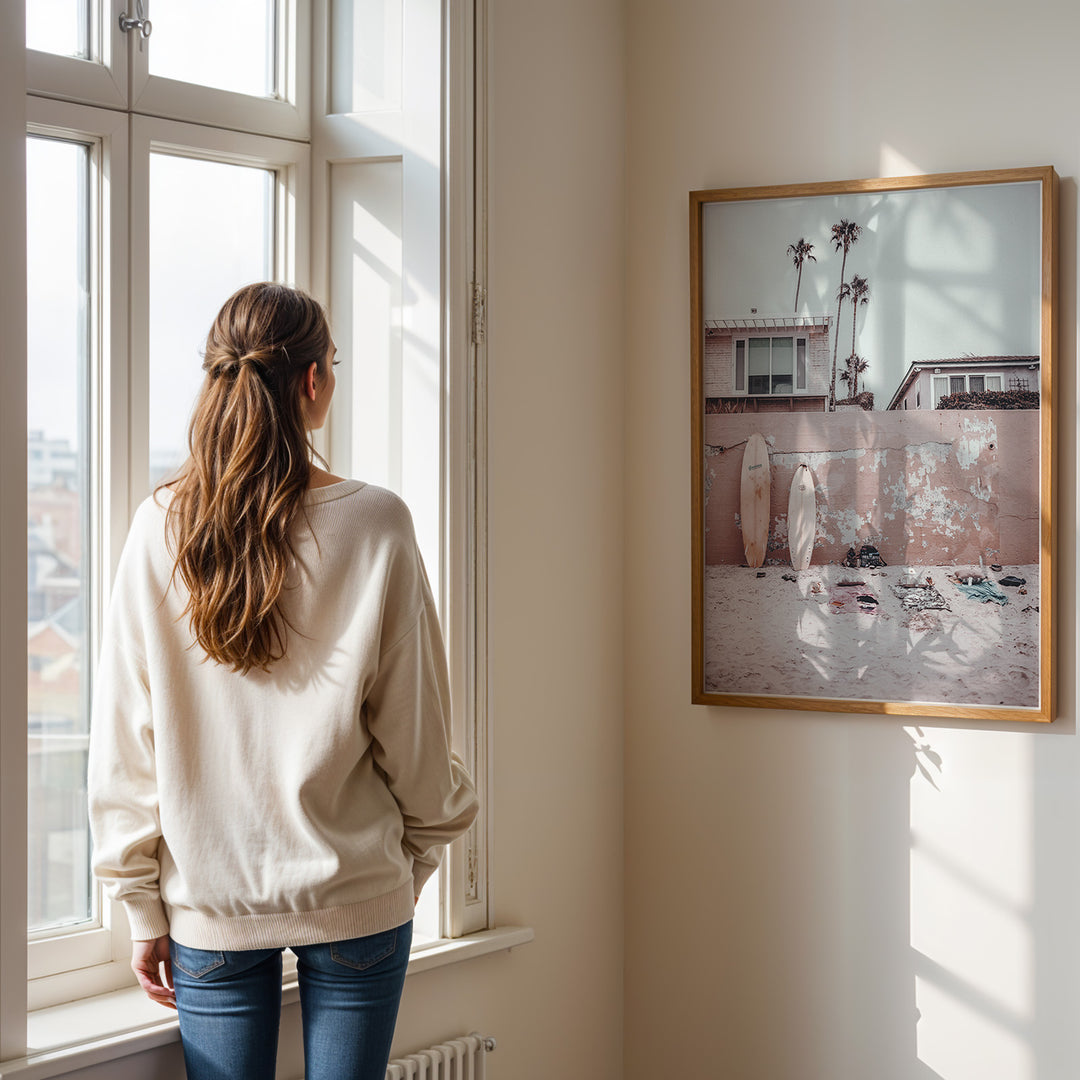 Plakat med surfbrætter | Sommer og Strand Plakater | Denne plakat viser flere surfbrætter opstillet lodret i forskellige pastelfarver som hvid, pink og grøn. Perfekt til surf- og strandelskere.