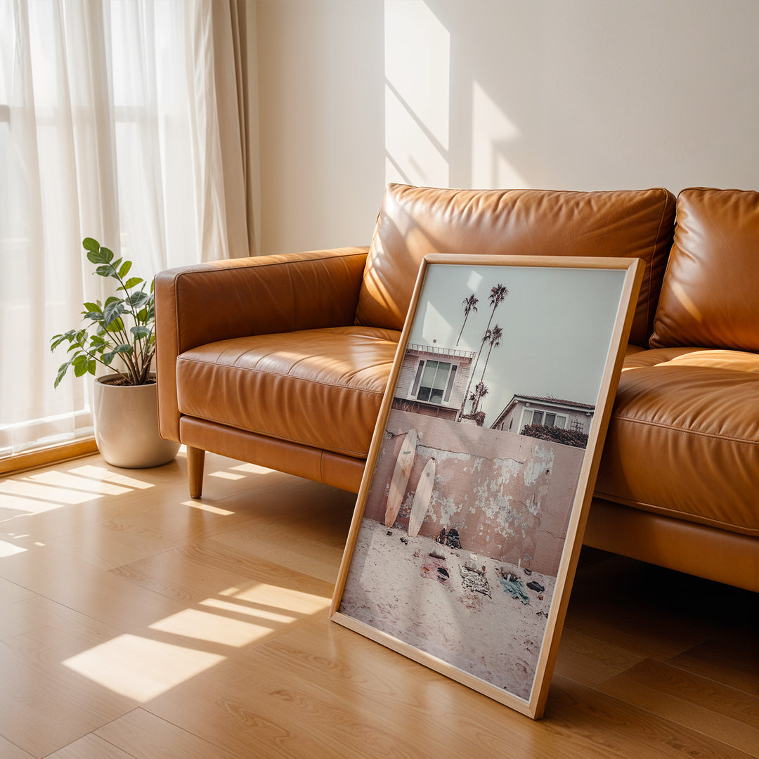 Plakat med surfbrætter | Sommer og Strand Plakater | Denne plakat viser flere surfbrætter opstillet lodret i forskellige pastelfarver som hvid, pink og grøn. Perfekt til surf- og strandelskere.