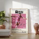 Indlæs billede til gallerivisning Fodbold plakat | Fodbold plakater | Lionel Messi Fodbold Plakat i Lyserød Trøje | Perfekt til Passionerede Fans | Plakaty.dk
