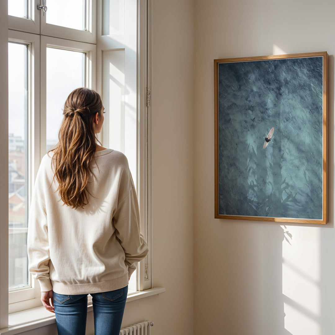 Plakat med surfer på bræt | Sommer og Strand Plakater | Dette luftfoto viser en person på et surfbræt midt i et stort, bølgende blåt-grønt hav. Perfekt til strand- og vandeventyrere.