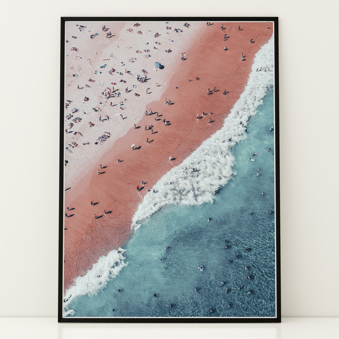 Plakat med strandliv | Sommer og Strand Plakater | Luftfoto af en strand med mennesker, rødt-pink sand og turkisblå hav. Perfekt til strandelskere og eventyrere.