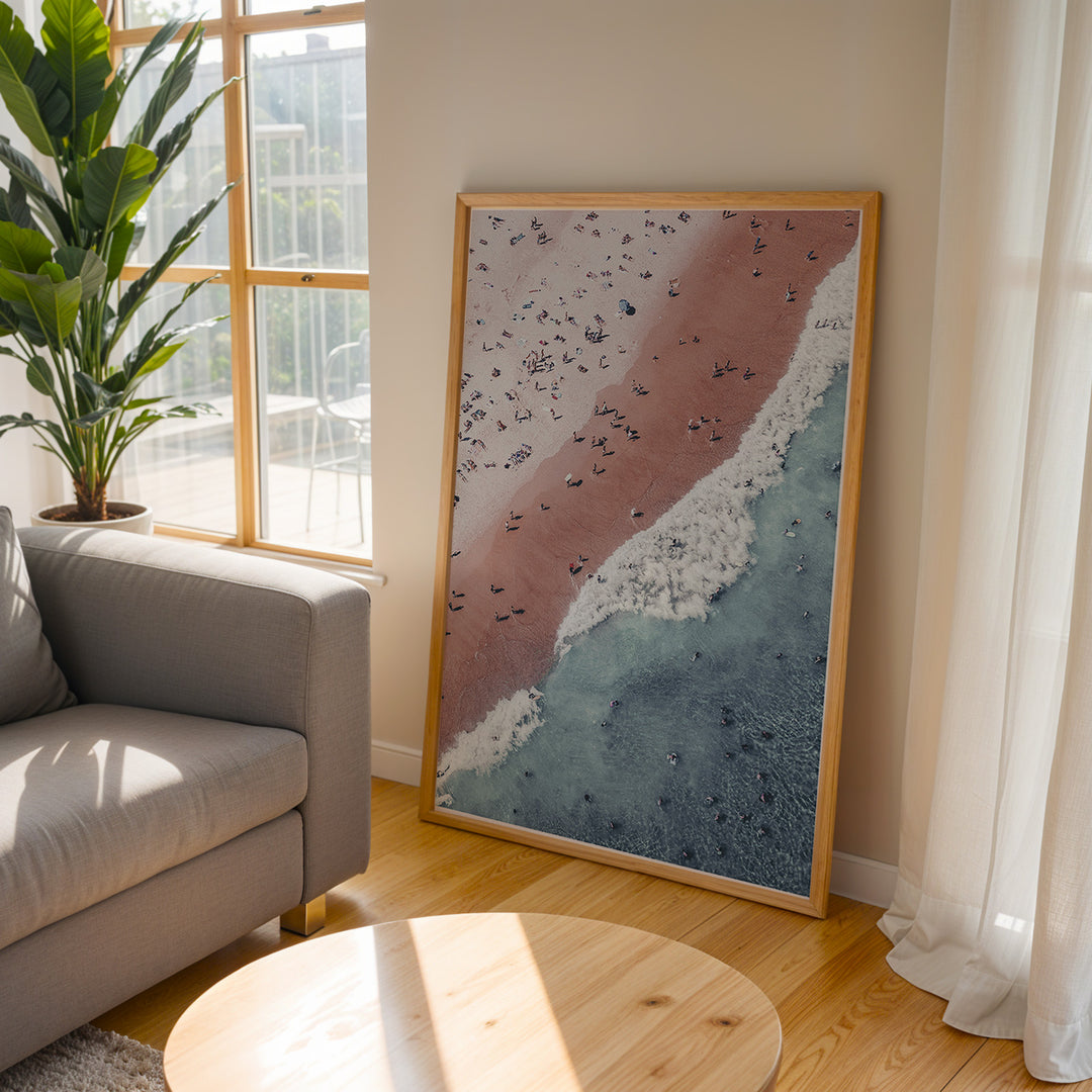 Plakat med strandliv | Sommer og Strand Plakater | Luftfoto af en strand med mennesker, rødt-pink sand og turkisblå hav. Perfekt til strandelskere og eventyrere.