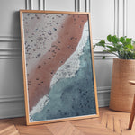 Indlæs billede til gallerivisning Plakat med strandliv | Sommer og Strand Plakater | Luftfoto af en strand med mennesker, rødt-pink sand og turkisblå hav. Perfekt til strandelskere og eventyrere.
