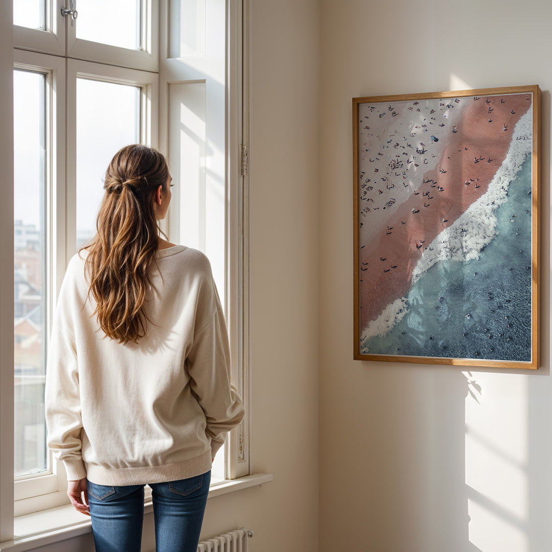 Plakat med strandliv | Sommer og Strand Plakater | Luftfoto af en strand med mennesker, rødt-pink sand og turkisblå hav. Perfekt til strandelskere og eventyrere.