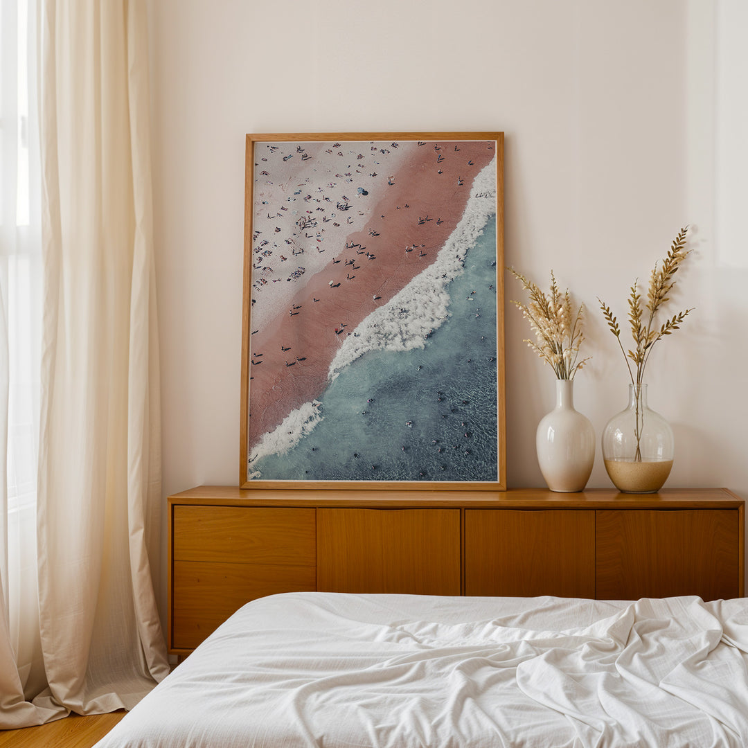 Plakat med strandliv | Sommer og Strand Plakater | Luftfoto af en strand med mennesker, rødt-pink sand og turkisblå hav. Perfekt til strandelskere og eventyrere.