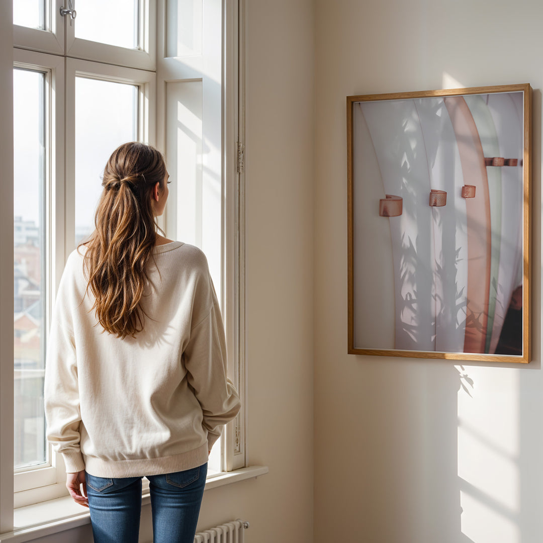 Plakat med surfbrætter | Sommer og Strand Plakater | Denne plakat viser flere surfbrætter opstillet lodret i forskellige pastelfarver som hvid, pink og grøn. Perfekt til surf- og strandelskere.