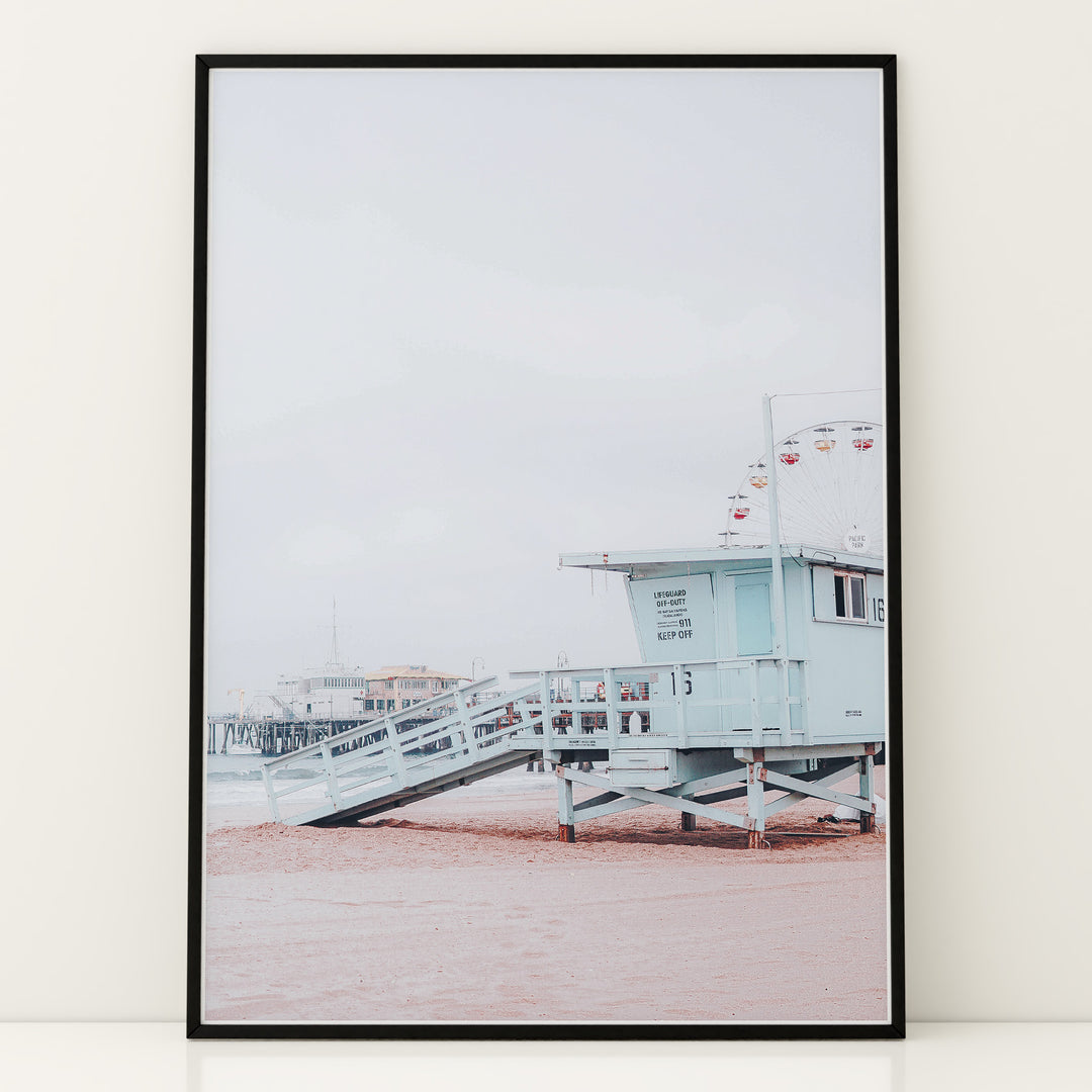 Plakat med livredders tårn | Sommer og Strand Plakater | Denne plakat viser et lyseblåt livredders tårn med en rampe og tekst “LIFEGUARD OFF-DUTY KEEP OFF”. Perfekt til strandelskere.