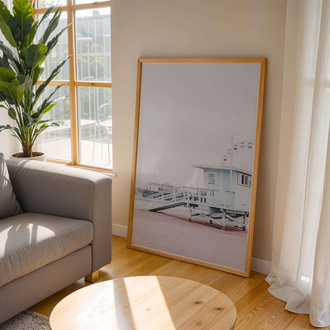 Plakat med livredders tårn | Sommer og Strand Plakater | Denne plakat viser et lyseblåt livredders tårn med en rampe og tekst “LIFEGUARD OFF-DUTY KEEP OFF”. Perfekt til strandelskere.