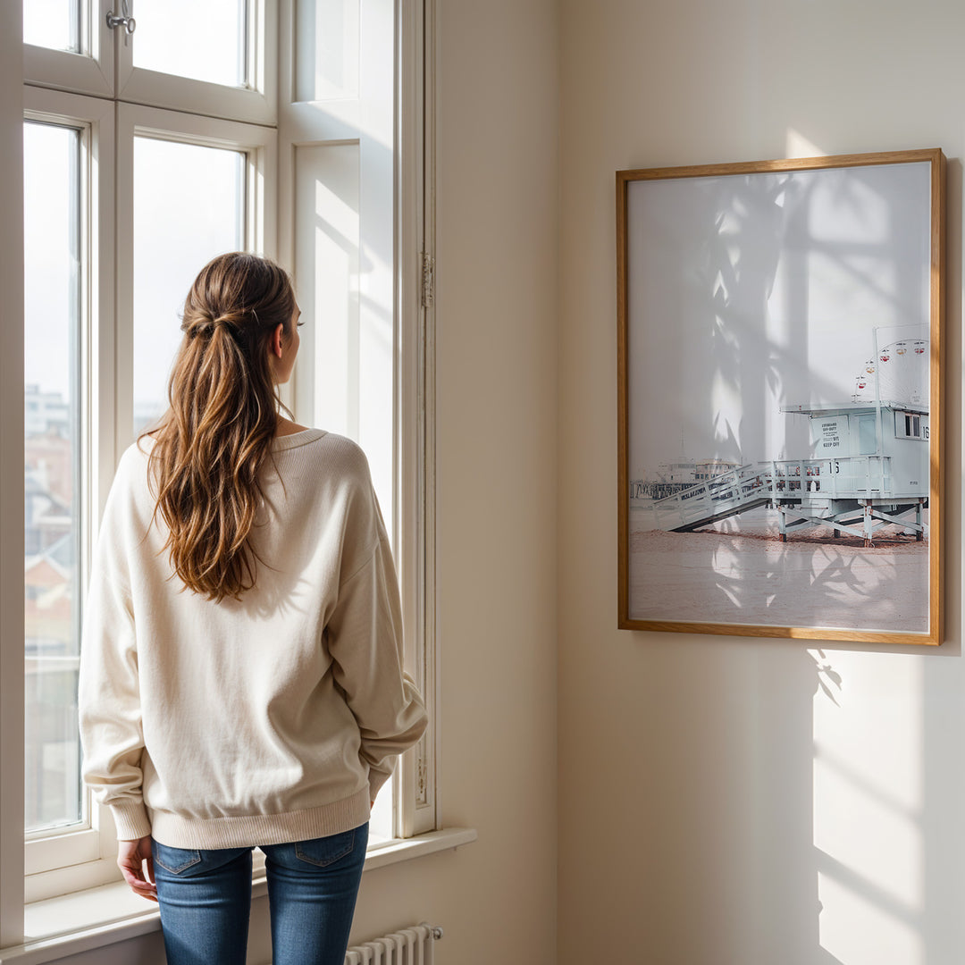 Plakat med livredders tårn | Sommer og Strand Plakater | Denne plakat viser et lyseblåt livredders tårn med en rampe og tekst “LIFEGUARD OFF-DUTY KEEP OFF”. Perfekt til strandelskere.