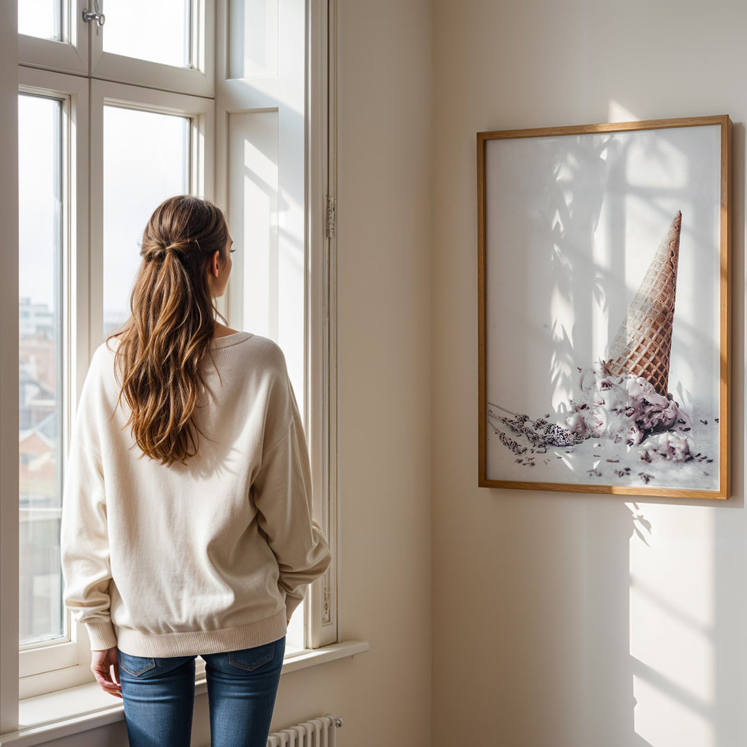 Plakat med isvaffel | Sommer og Strand Plakater | Denne plakat viser en vaffelis, der er væltet og smelter, omgivet af små lavendelfarvede blomster. Perfekt til is- og sommerelskere.