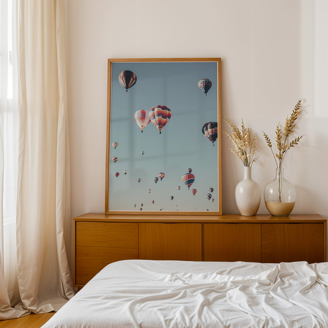 Plakat med luftballoner | Sommer og Strand Plakater | Denne plakat viser mange farverige luftballoner i en klar blå himmel. Perfekt til dem, der elsker eventyr og frihed.