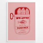 Indlæs billede til gallerivisning Retro kitchen poster featuring a red line illustration of a sardine tin labeled “Brisling Sardines i Tomat” on a pink background, framed in white.
