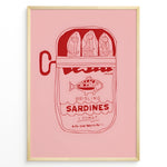 Indlæs billede til gallerivisning Retro kitchen poster featuring a red line illustration of a sardine tin labeled “Brisling Sardines i Tomat” on a pink background, framed in golden.
