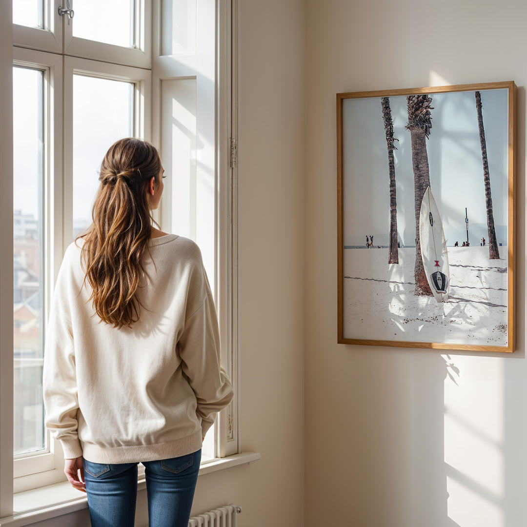 Plakat med surfbræt ved palmetræ | Sommer og Strand Plakater