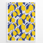 Indlæs billede til gallerivisning Bright lemon pattern poster with yellow lemons and blue leaves on a white background, framed in white.
