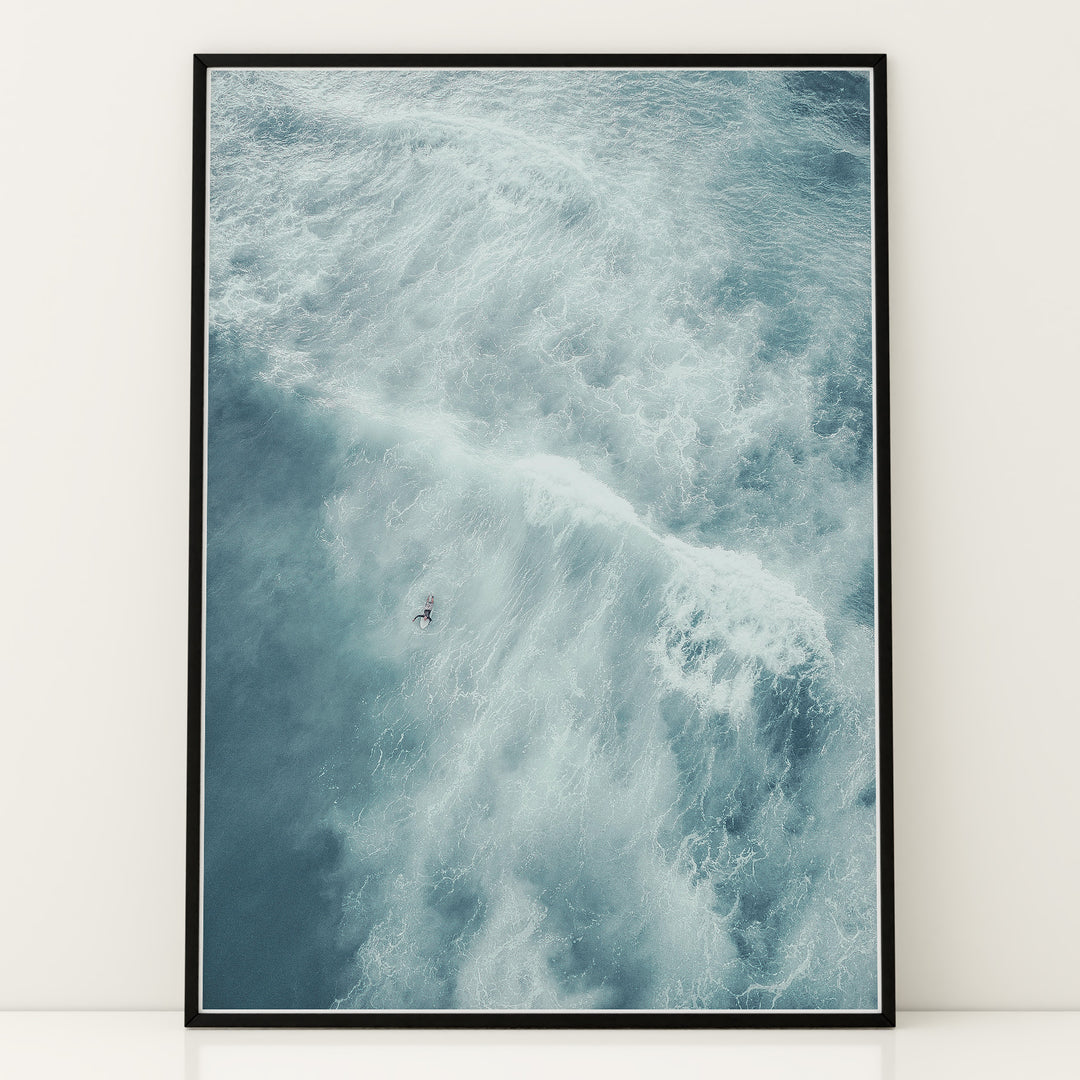 Plakat med surfer i havet | Sommer og Strand Plakater | Denne plakat viser en mand, der surfer på en stor bølge i havet. Perfekt til surfere og eventyrere.