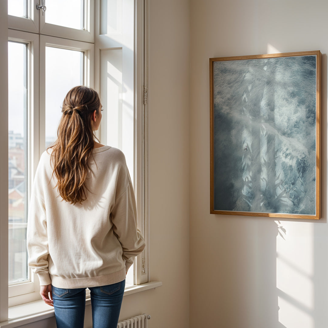 Plakat med surfer i havet | Sommer og Strand Plakater | Denne plakat viser en mand, der surfer på en stor bølge i havet. Perfekt til surfere og eventyrere.