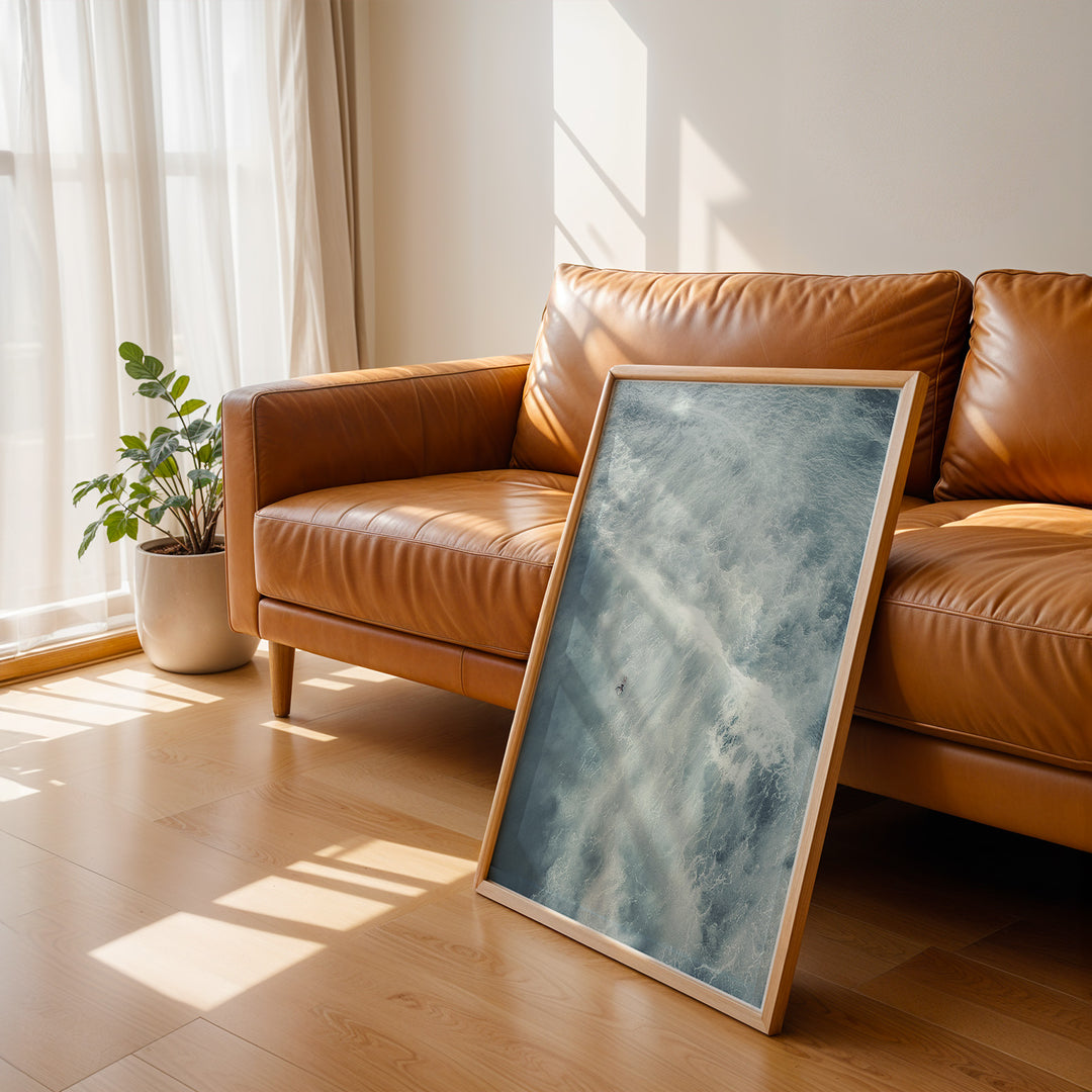 Plakat med surfer i havet | Sommer og Strand Plakater | Denne plakat viser en mand, der surfer på en stor bølge i havet. Perfekt til surfere og eventyrere.