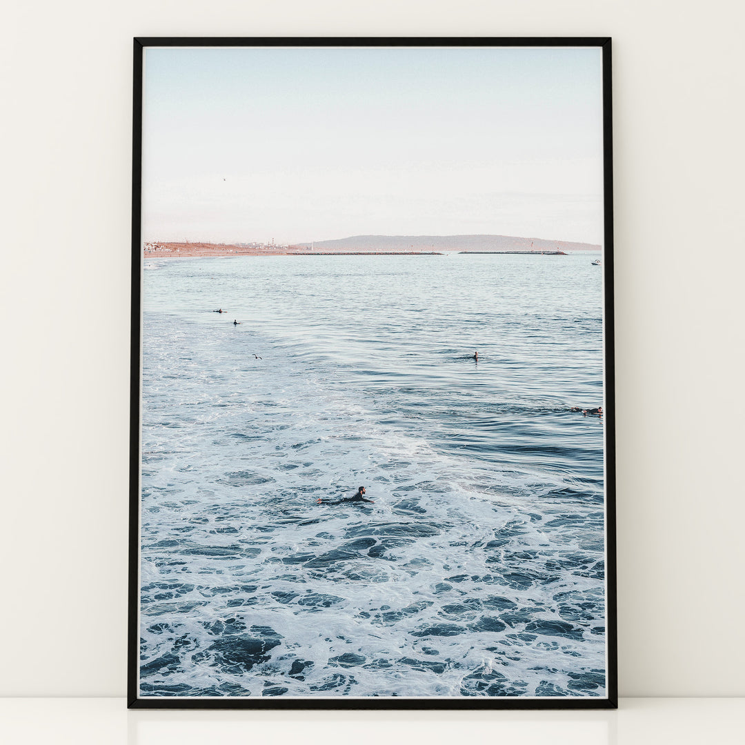 Plakat med surfbrætter | Sommer og Strand Plakater | Denne plakat viser flere surfbrætter opstillet lodret i forskellige pastelfarver som hvid, pink og grøn. Perfekt til surf- og strandelskere.