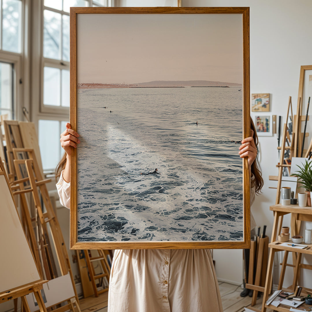 Plakat med surfbrætter | Sommer og Strand Plakater | Denne plakat viser flere surfbrætter opstillet lodret i forskellige pastelfarver som hvid, pink og grøn. Perfekt til surf- og strandelskere.