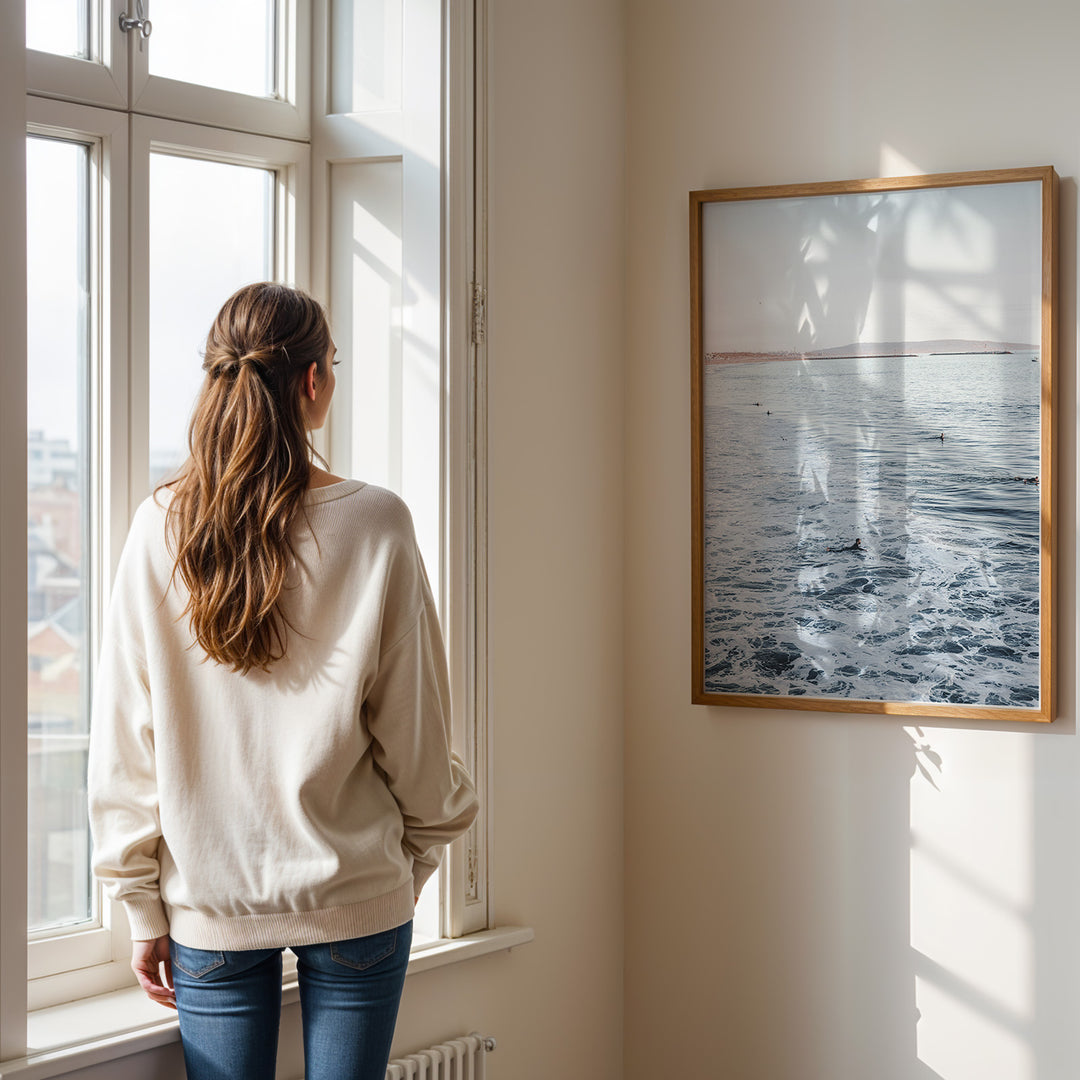 Plakat med surfbrætter | Sommer og Strand Plakater | Denne plakat viser flere surfbrætter opstillet lodret i forskellige pastelfarver som hvid, pink og grøn. Perfekt til surf- og strandelskere.