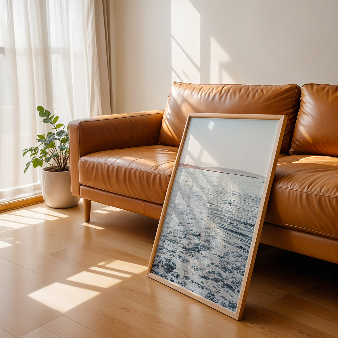 Plakat med surfbrætter | Sommer og Strand Plakater | Denne plakat viser flere surfbrætter opstillet lodret i forskellige pastelfarver som hvid, pink og grøn. Perfekt til surf- og strandelskere.