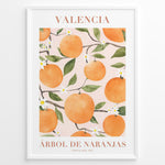 Indlæs billede til gallerivisning Watercolor poster featuring oranges and green leaves with the text “Valencia Árbol de Naranjas Costa del Sol,” framed in white.
