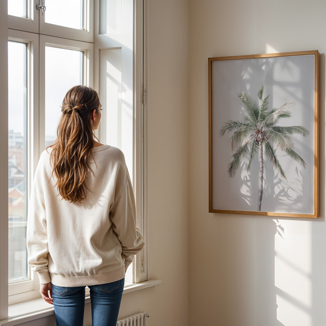 Plakat med palmetræ | Sommer og Strand Plakater | Denne plakat viser en høj palme med grønne blade mod en lys, pastel farvet himmel. Perfekt til dem, der elsker tropisk atmosfære.