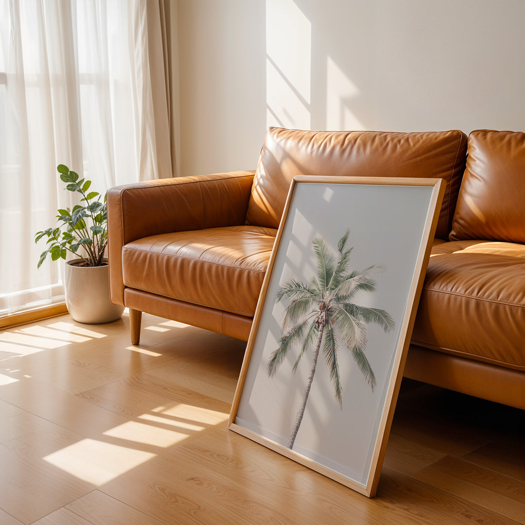 Plakat med palmetræ | Sommer og Strand Plakater | Denne plakat viser en høj palme med grønne blade mod en lys, pastel farvet himmel. Perfekt til dem, der elsker tropisk atmosfære.