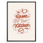 Indlæs billede til gallerivisning Typography wall art with the quote “Queen of the Kitchen” in red cursive lettering on a beige background, framed in black.
