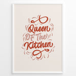 Indlæs billede til gallerivisning Typography wall art with the quote “Queen of the Kitchen” in red cursive lettering on a beige background, framed in white.

