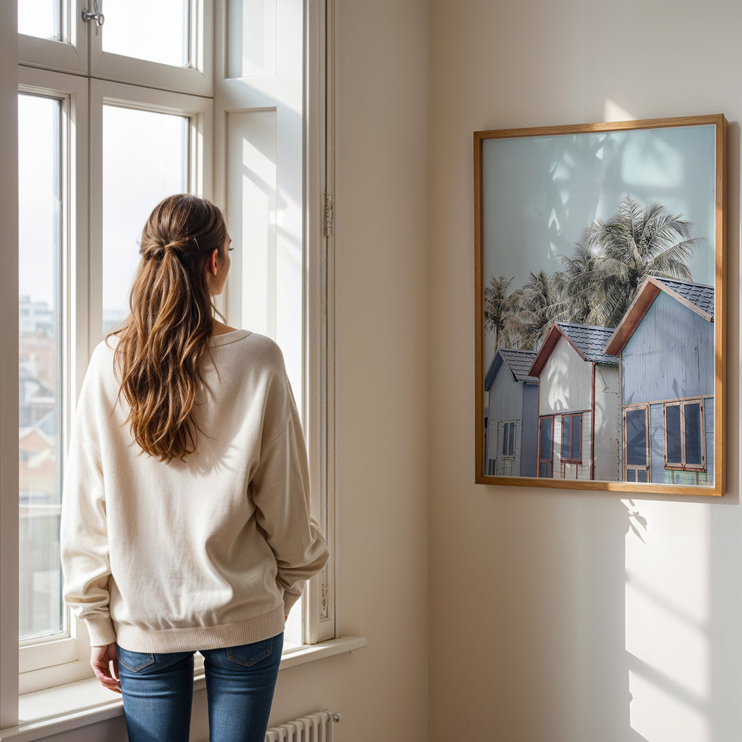 Plakat med strandhuse og palmer | Sommer og Strand Plakater | Denne plakat viser farverige strandhuse med gavltage og palmer i baggrunden. Perfekt til dem, der elsker tropisk atmosfære.