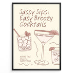 Indlæs billede til gallerivisning Minimalist cocktail-themed wall art with line drawings of martini and mojito glasses and the text “Sassy Sips: Easy Breezy Cocktails,” framed in black for kitchen or bar décor.
