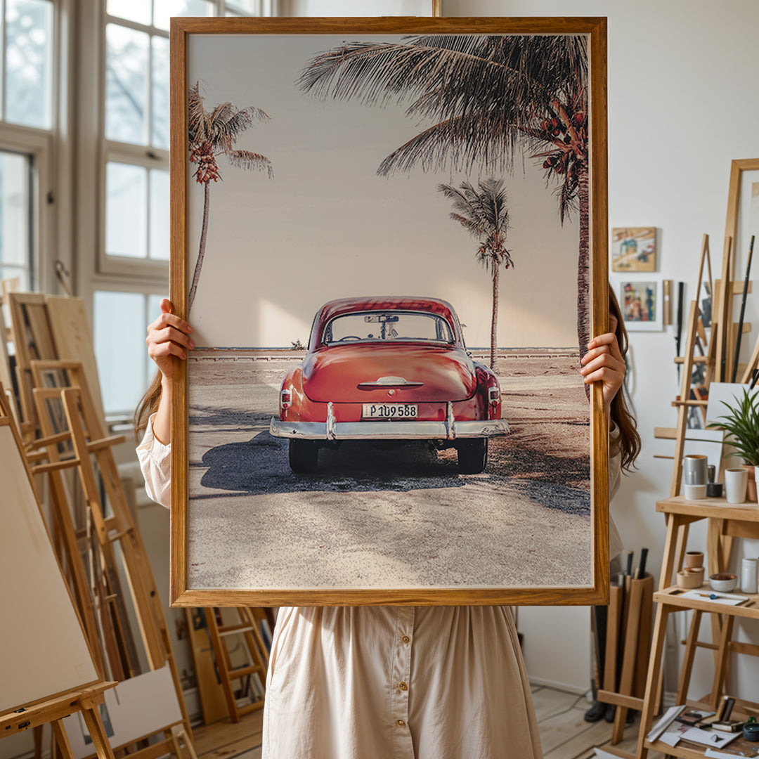 Plakat med vintage bil | Sommer og Strand Plakater | Denne plakat viser en vintage rød bil parkeret ved en strandvej med havet og palmetræer i baggrunden. Perfekt til dem, der elsker retro og strandstemning.