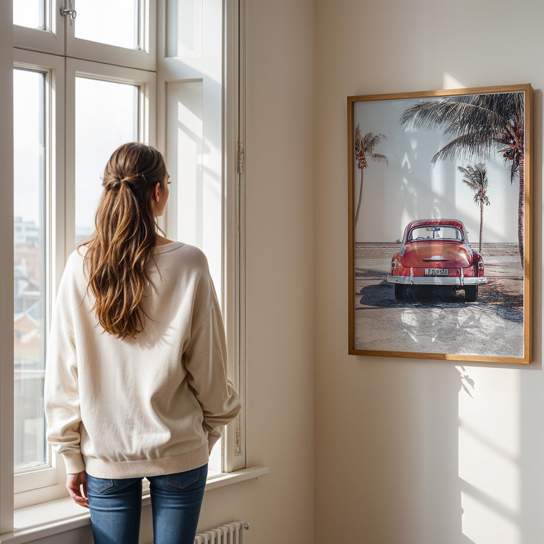 Plakat med vintage bil | Sommer og Strand Plakater | Denne plakat viser en vintage rød bil parkeret ved en strandvej med havet og palmetræer i baggrunden. Perfekt til dem, der elsker retro og strandstemning.