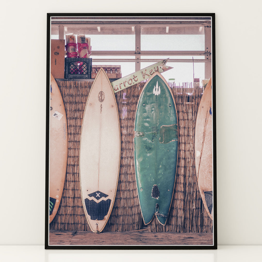 Plakat med surfbrætter | Sommer og Strand Plakater | Denne plakat viser flere surfbrætter opstillet lodret i forskellige pastelfarver som hvid, pink og grøn. Perfekt til surf- og strandelskere.