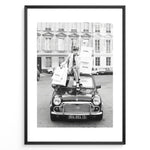 Indlæs billede til gallerivisning Fashion Plakat | Chanel Shopping Woman Plakaty.dk | Fashion plakat shopping i Paris | Kvinde i blazer og hæle sidder på bil med Chanel-poser foran klassisk bygning. Sort-hvid modefoto.
