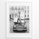 Indlæs billede til gallerivisning Fashion Plakat | Chanel Shopping Woman Plakaty.dk | Fashion plakat shopping i Paris | Kvinde i blazer og hæle sidder på bil med Chanel-poser foran klassisk bygning. Sort-hvid modefoto.

