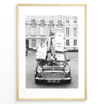 Indlæs billede til gallerivisning Fashion Plakat | Chanel Shopping Woman Plakaty.dk | Fashion plakat shopping i Paris | Kvinde i blazer og hæle sidder på bil med Chanel-poser foran klassisk bygning. Sort-hvid modefoto.
