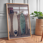 Indlæs billede til gallerivisning Plakat med surfbrætter | Sommer og Strand Plakater | Denne plakat viser flere surfbrætter opstillet lodret i forskellige pastelfarver som hvid, pink og grøn. Perfekt til surf- og strandelskere.
