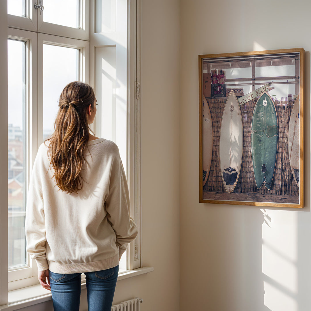 Plakat med surfbrætter | Sommer og Strand Plakater | Denne plakat viser flere surfbrætter opstillet lodret i forskellige pastelfarver som hvid, pink og grøn. Perfekt til surf- og strandelskere.