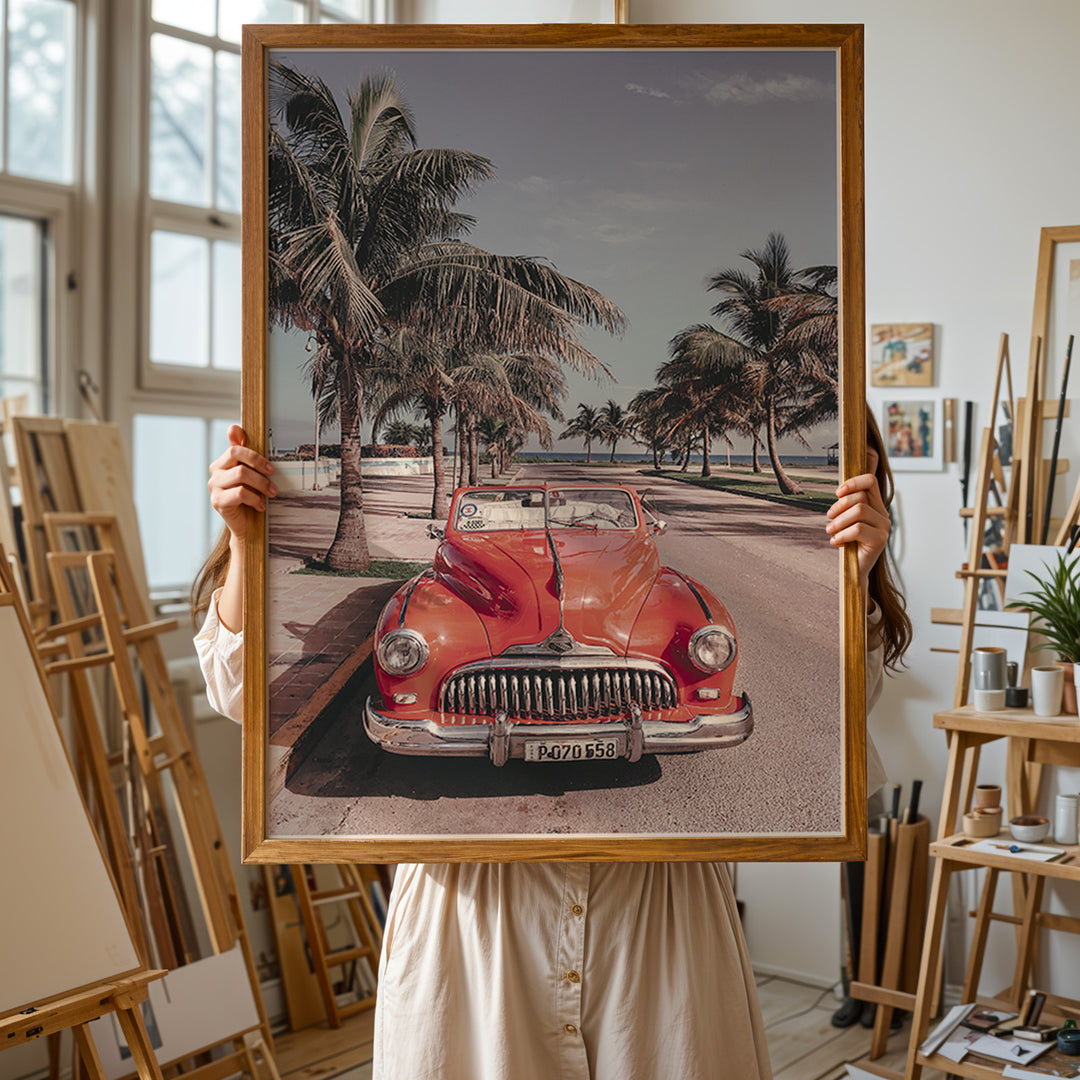 Plakat med vintage rød bil | Sommer og Strand Plakater | Denne plakat viser en klassisk rød cabriolet parkeret på en gade med palmer ved stranden. Perfekt til retro- og strandelskere.